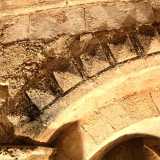 � composto da un architrave ribassato a bugne diamantate con attorno una cornice modanata. Un tempo la rampa e questo arco si trovavano all�esterno, prima che fosse costruito l�ambiente voltato che si trova sopra 